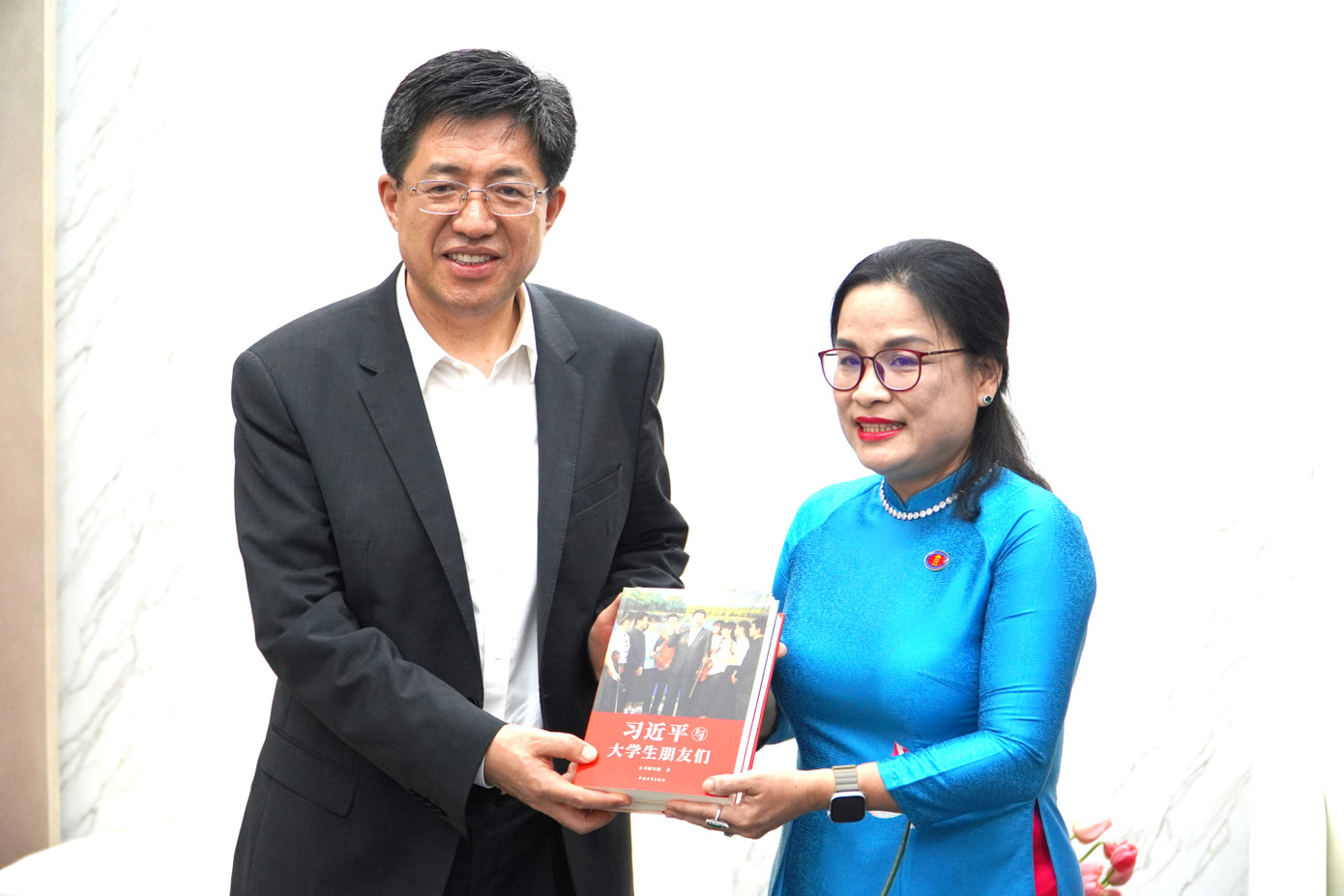 Sau khi nhận món quà từ lãnh đạo trường ĐH KHXH&NV (ĐHQG TP. HCM), anh A Đông – Bí thư thứ nhất Ban Bí thư T.Ư Đoàn TNCS Trung Quốc cũng tặng quà đáp lễ lãnh đạo nhà trường. Sau khi nhận món quà từ lãnh đạo trường ĐH KHXH&NV (ĐHQG TP. HCM), anh A Đông – Bí thư thứ nhất Ban Bí thư T.Ư Đoàn TNCS Trung Quốc cũng tặng quà đáp lễ lãnh đạo nhà trường.