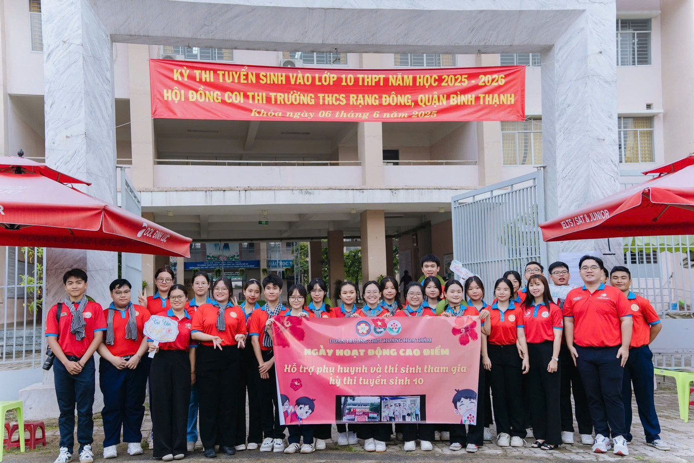 Chiến sĩ 'Hoa phượng Đỏ' hỗ trợ thí sinh và người nhà thí sinh tại các địa điểm thi tuyển sinh 10 trên toàn TP. HCM. (Ảnh: TLTĐ) Chiến sĩ 'Hoa phượng Đỏ' hỗ trợ thí sinh và người nhà thí sinh tại các địa điểm thi tuyển sinh 10 trên toàn TP. HCM. (Ảnh: TLTĐ)