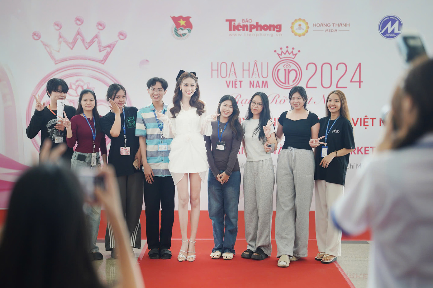 Á hậu Ngọc Hằng (giữa) chụp ảnh cùng các bạn sinh viên tham gia Ngày hội. (Ảnh: Phạm Nguyễn) Á hậu Ngọc Hằng (giữa) chụp ảnh cùng các bạn sinh viên tham gia Ngày hội. (Ảnh: Phạm Nguyễn)
