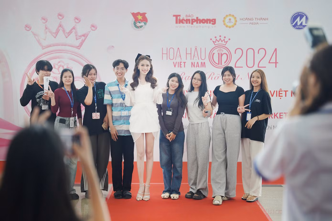 Á hậu Ngọc Hằng (giữa) chụp ảnh cùng các bạn sinh viên tham gia Ngày hội. (Ảnh: Phạm Nguyễn)
