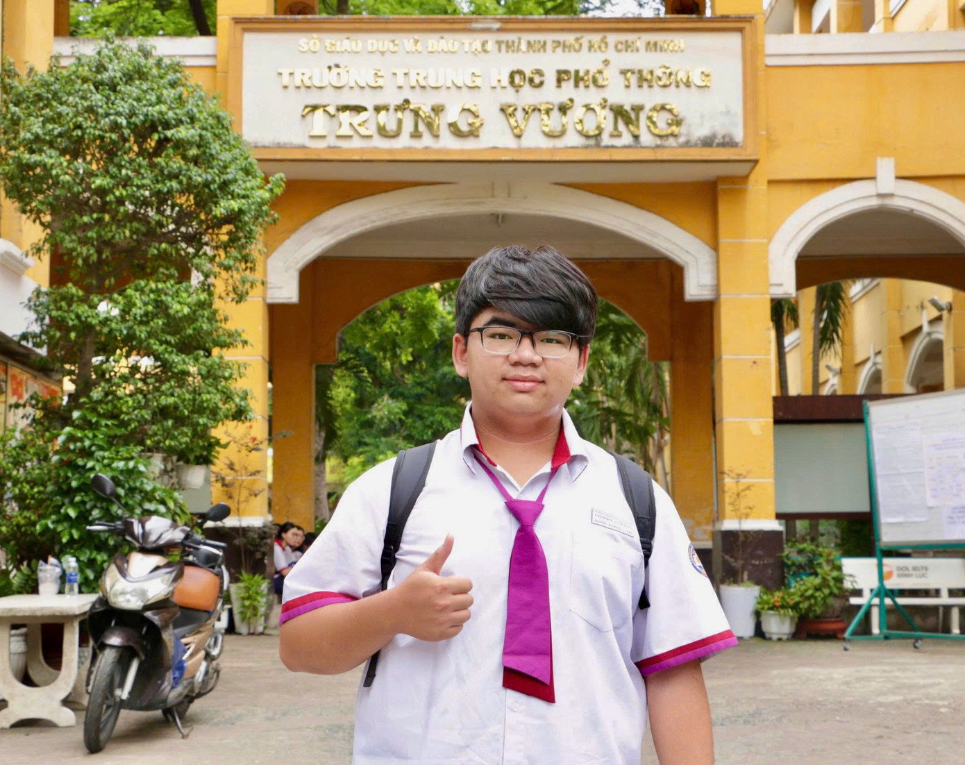 Phúc Khang, trường THPT Trưng Vương (bên trên) và Tuấn Hoàng, trường THCS&THPT Đăng Khoa (bên dưới) sau khi kết thúc ngày thi đầu tiên. (Ảnh: Mỹ Đình) Phúc Khang, trường THPT Trưng Vương (bên trên) và Tuấn Hoàng, trường THCS&THPT Đăng Khoa (bên dưới) sau khi kết thúc ngày thi đầu tiên. (Ảnh: Mỹ Đình)