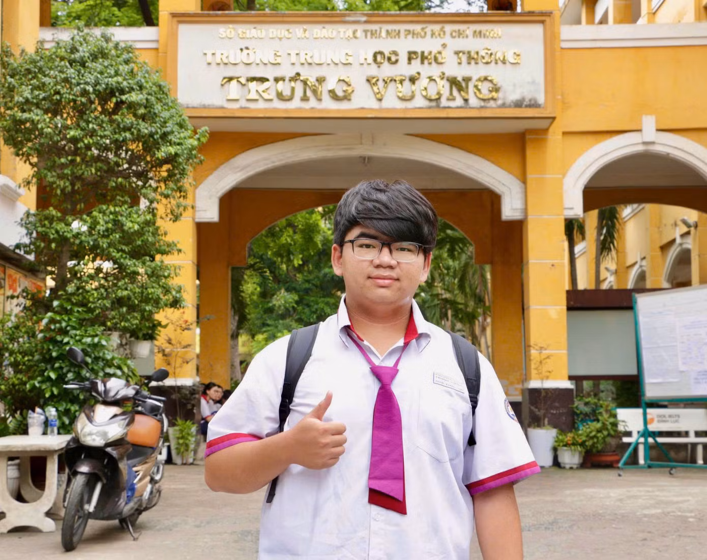 Phúc Khang, trường THPT Trưng Vương (bên trên) và Tuấn Hoàng, trường THCS&amp;THPT Đăng Khoa (bên dưới) sau khi kết thúc ngày thi đầu tiên. (Ảnh: Mỹ Đình)