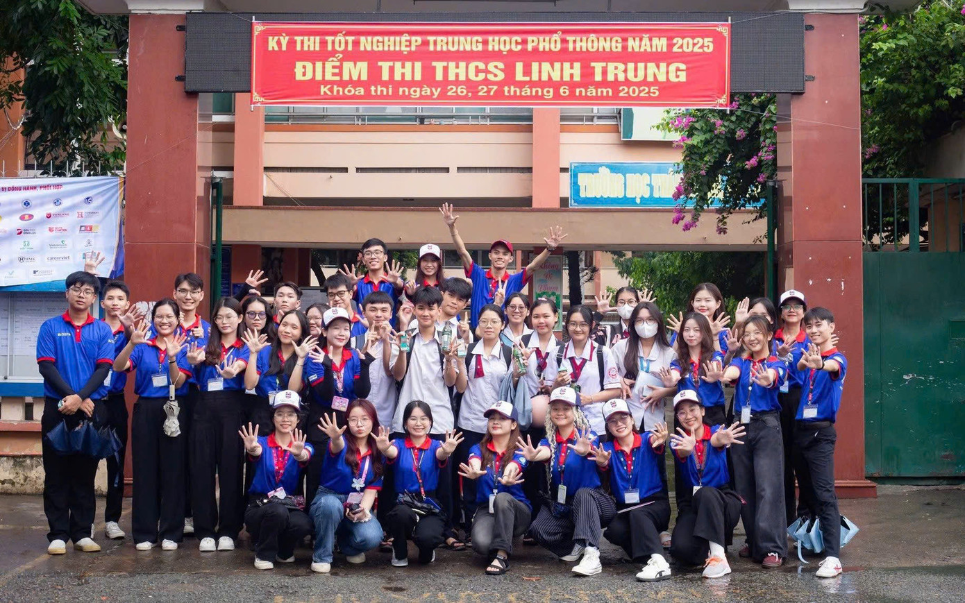 Đội hình sinh viên tình nguyện tại điểm thi trường THCS Linh Trung (TP. HCM). (Ảnh: CLB 3F) Đội hình sinh viên tình nguyện tại điểm thi trường THCS Linh Trung (TP. HCM). (Ảnh: CLB 3F)