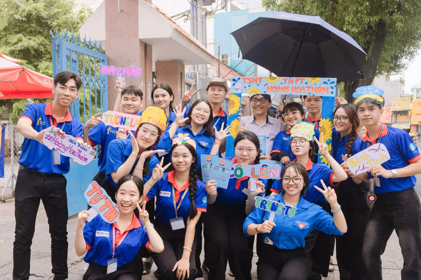 Những hoạt động đầy thân thương và gắn kết của các bạn tình nguyện viên trong hoạt động ‘Tiếp sức mùa thi’ cùng các sĩ tử. (Ảnh: NCC)