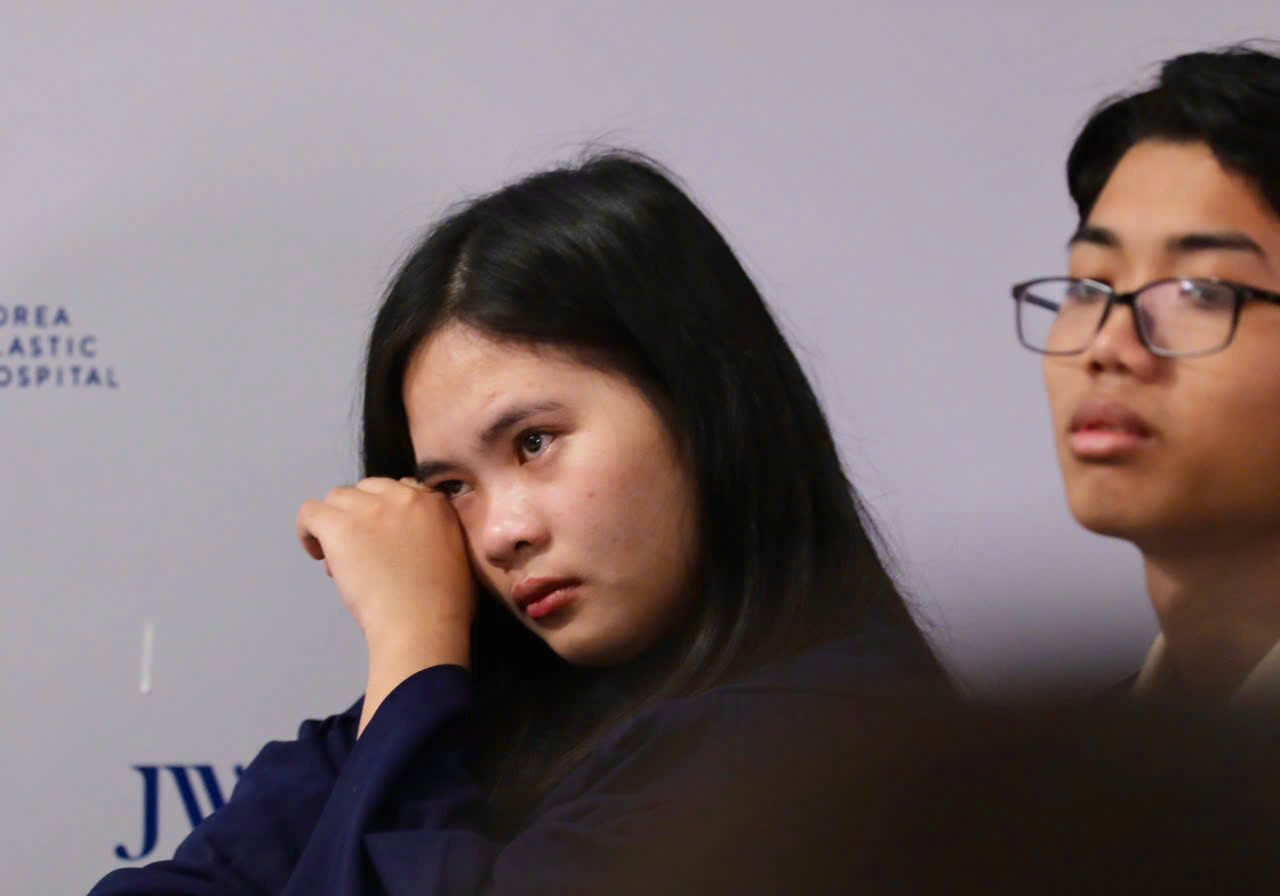 Những thủ khoa xúc động với các câu chuyện chia sẻ của TS. Tú Dung và câu chuyện của các bạn thủ khoa chia sẻ tại chương trình. (Ảnh: Duy Anh) Những thủ khoa xúc động với các câu chuyện chia sẻ của TS. Tú Dung và câu chuyện của các bạn thủ khoa chia sẻ tại chương trình. (Ảnh: Duy Anh)