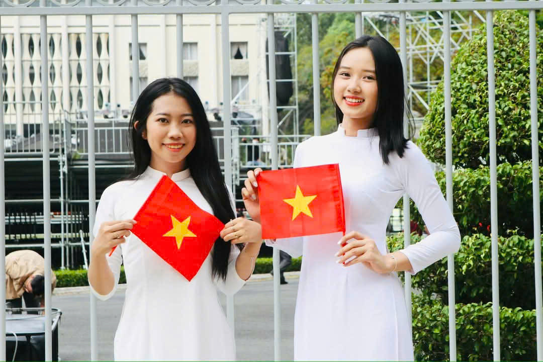 Nhiều nữ sinh thuê áo dài để chụp ảnh trước Dinh Độc Lập trước dịp Lễ 30/4 đặc biệt này. (Ảnh: Hoàng Oanh) Nhiều nữ sinh thuê áo dài để chụp ảnh trước Dinh Độc Lập trước dịp Lễ 30/4 đặc biệt này. (Ảnh: Hoàng Oanh)