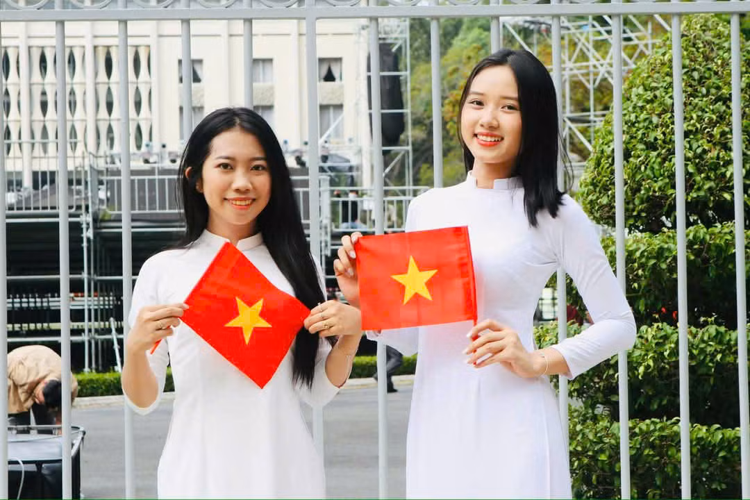 Nhiều nữ sinh thuê áo dài để chụp ảnh trước Dinh Độc Lập trước dịp Lễ 30/4 đặc biệt này. (Ảnh: Hoàng Oanh)