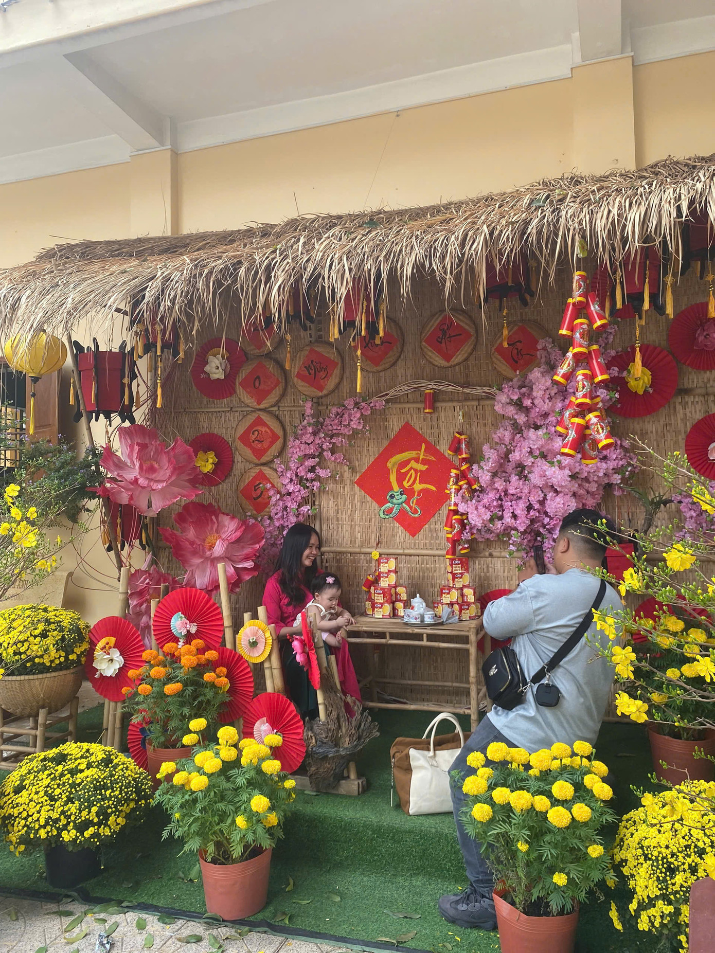 Những bức ảnh chụp bên chùa cổ kính, dưới gốc mai vàng hay trong không gian thanh tịnh giúp lưu giữ kỷ niệm ngày đầu năm.