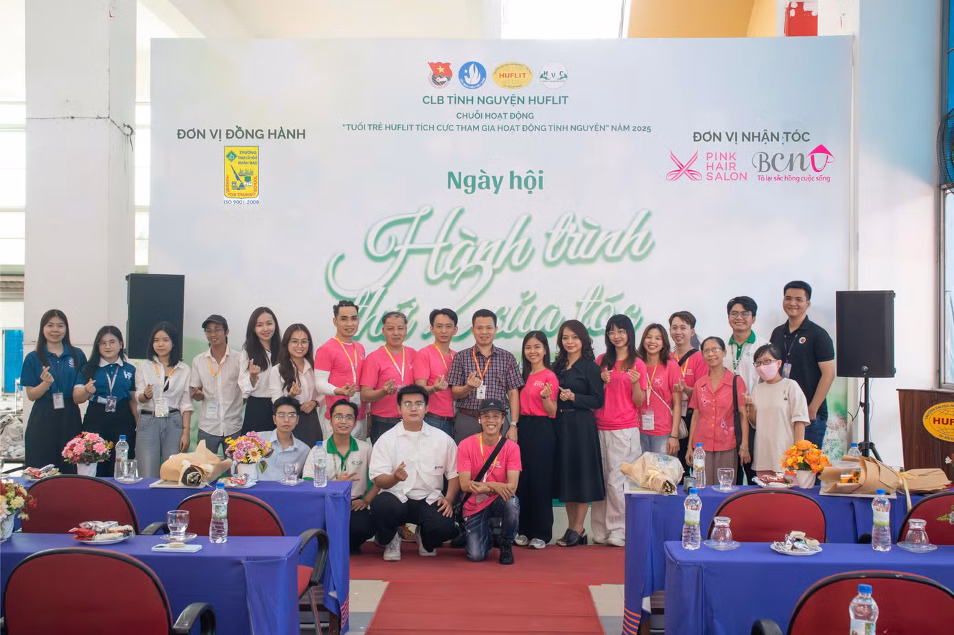 Đông đảo bạn trẻ cùng tham gia sự kiện ý nghĩa này.