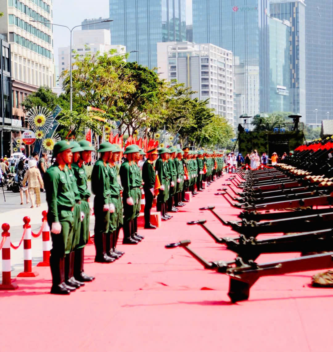 Khu vực Công viên Bến Bạch Đằng (nơi đặt 15 khẩu pháo) cũng thu hút rất đông các bạn trẻ trước Lễ 30/4. Khu vực Công viên Bến Bạch Đằng (nơi đặt 15 khẩu pháo) cũng thu hút rất đông các bạn trẻ trước Lễ 30/4.