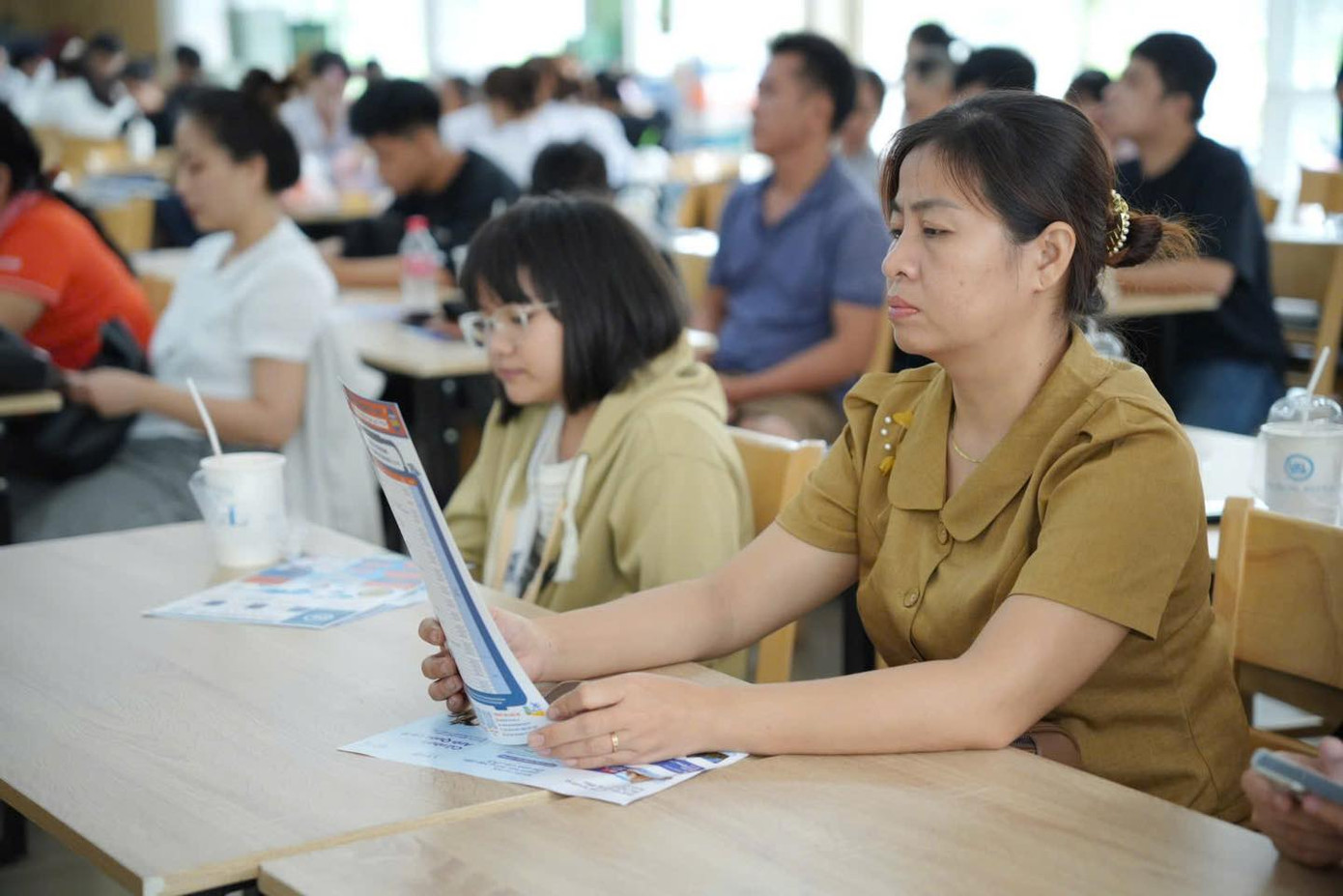 Phụ huynh ngồi chờ đợi các con thi Đánh giá năng lực đợt 2. (Ảnh: ĐHQG TP. HCM) Phụ huynh ngồi chờ đợi các con thi Đánh giá năng lực đợt 2. (Ảnh: ĐHQG TP. HCM)