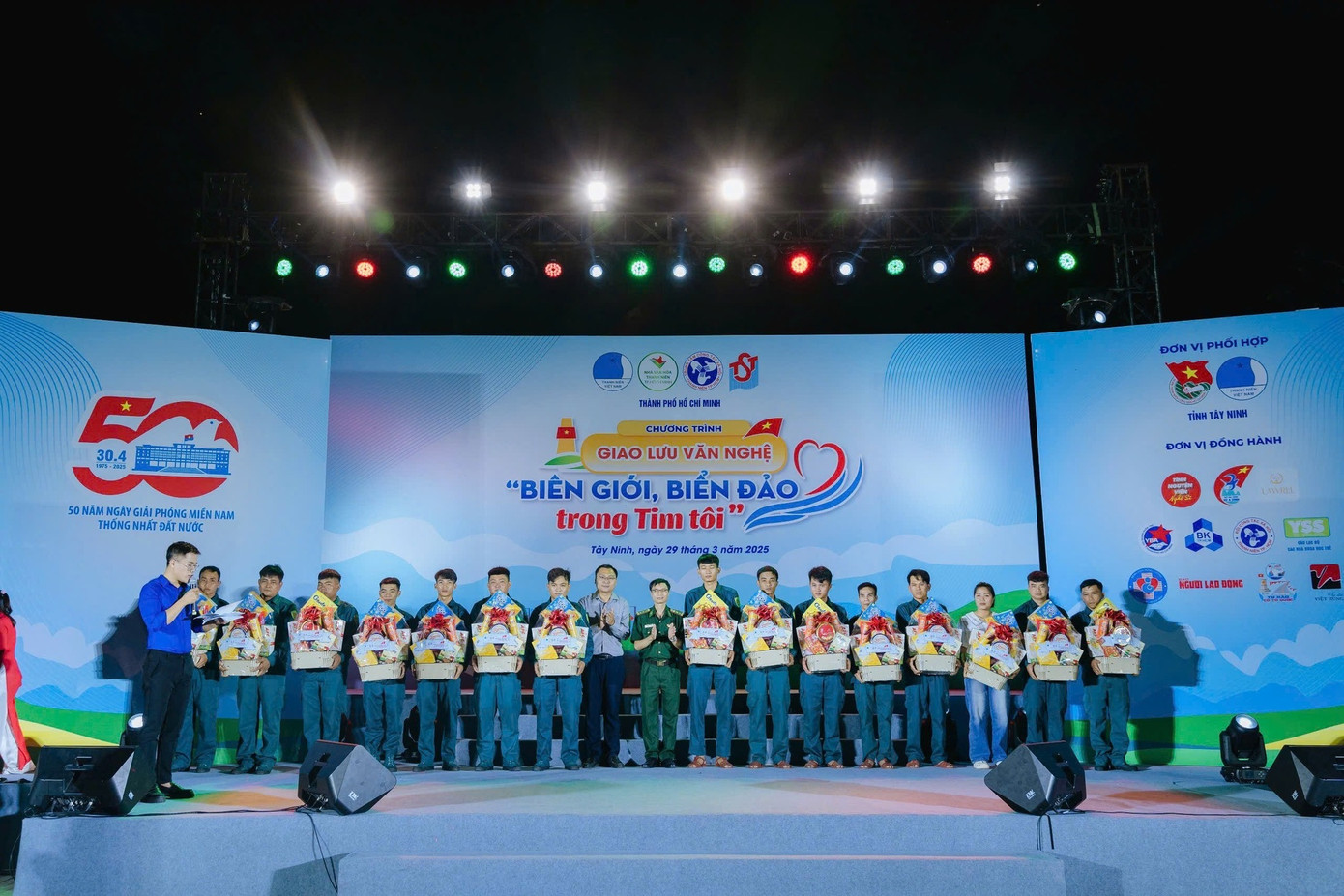 Đặc biệt, Đại biểu hành trình đã tổ chức Chương trình giao lưu văn nghệ “Giai điệu tự hào” giữa đại biểu hành trình và các chiến sĩ lực lượng vũ trang trên địa bàn nhằm giáo dục truyền thống, lòng yêu nước, nâng cao nhận thức về chủ quyền biển đảo, khơi dậy tinh thần xung kích, tình nguyện của tuổi trẻ TP. HCM.