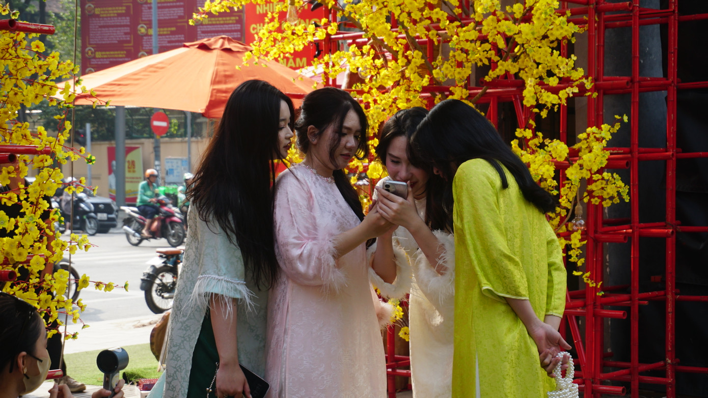 Các bạn trẻ check-in ở Lễ hội Tết Việt 2025. Các bạn trẻ check-in ở Lễ hội Tết Việt 2025.