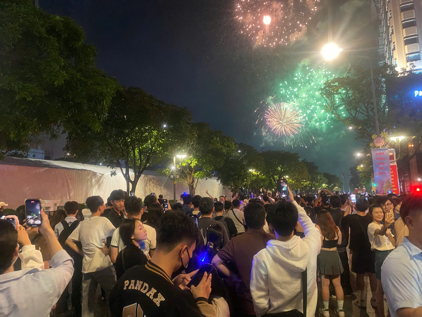 Thời điểm Giao thừa chào đón Năm mới (0h ngày 1/1/2025), bạn trẻ ngắm nhìn pháo hoa từ Công viên bờ sông Sài Gòn. Khoảnh khắc bắn pháo hoa kéo dài 15 phút, với số lượng pháo tầm cao rất lớn và có nhiều màu sắc khác nhau để các bạn trẻ có thể 'sống ảo'.