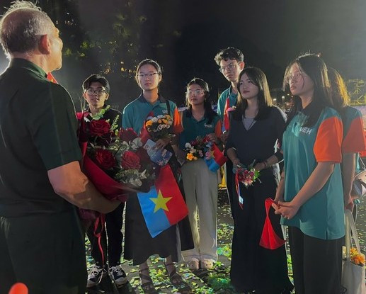 Giao lưu với các nhân chứng lịch sử là cách các bạn trẻ hiểu hơn về giá trị của hòa bình. Giao lưu với các nhân chứng lịch sử là cách các bạn trẻ hiểu hơn về giá trị của hòa bình.