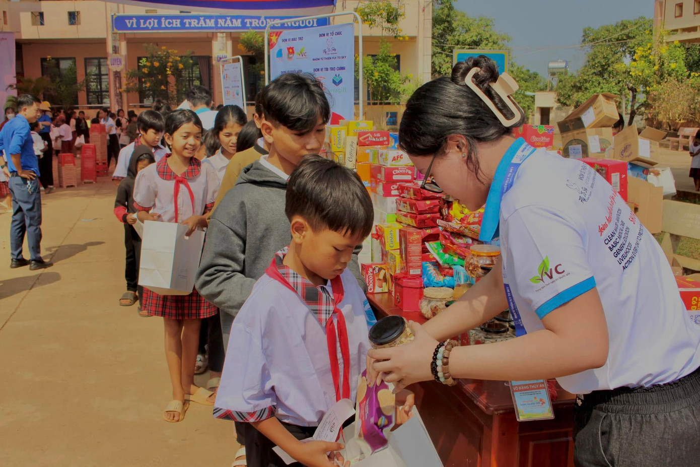 Niềm vui của những đứa trẻ vùng biên giới khi nhận quà từng chương trình năm 2024. (Ảnh: Văn Phúc)