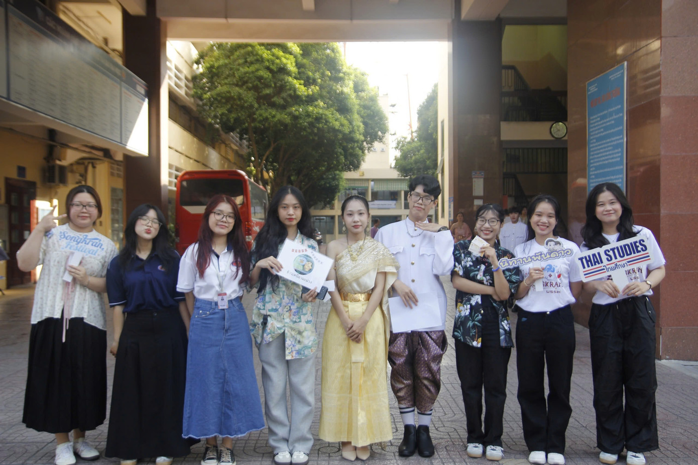 Các bạn sinh viên phấn khởi trải nghiệm không gian Lễ hội Songkran 2025. Các bạn sinh viên phấn khởi trải nghiệm không gian Lễ hội Songkran 2025.