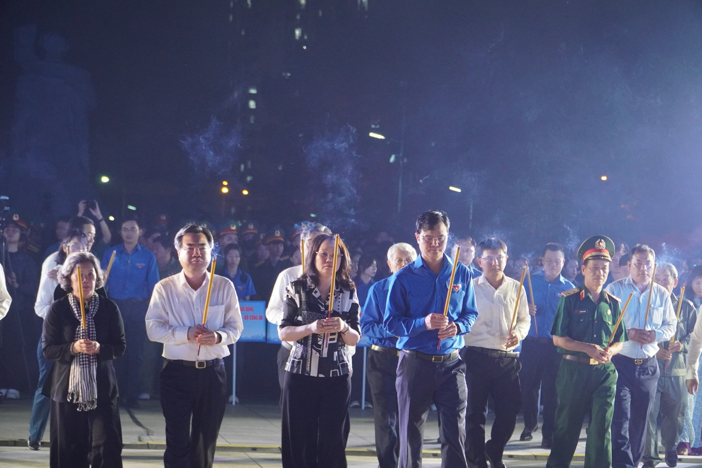 Các vị lãnh đạo cùng thắp nhang tại chương trình.