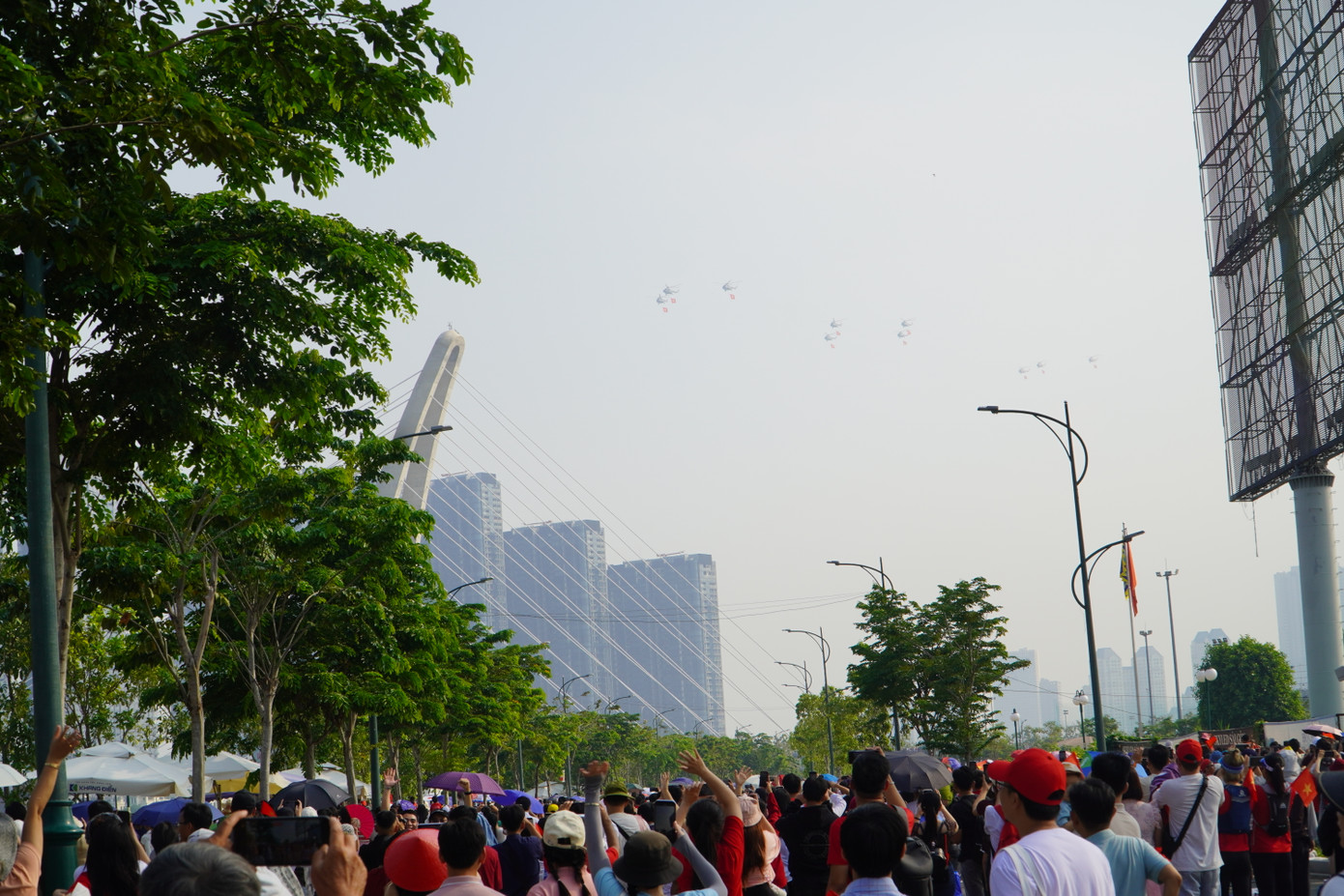 Người dân, bạn trẻ thích thú với những màn trình diễn máy bay tại Đại lễ 30/4.