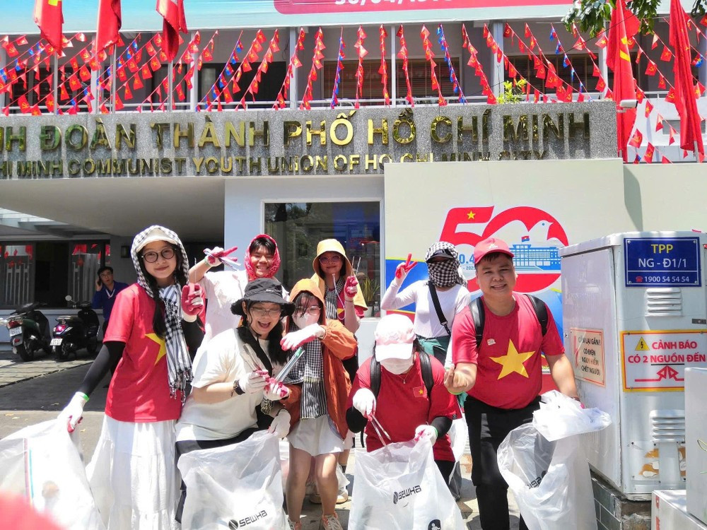 Các bạn trẻ tham gia dọn rác sau các buổi hợp luyện, tổng hợp luyện, sơ duyệt, tổng duyệt. (Ảnh: Xanh Việt Nam) Các bạn trẻ tham gia dọn rác sau các buổi hợp luyện, tổng hợp luyện, sơ duyệt, tổng duyệt. (Ảnh: Xanh Việt Nam)