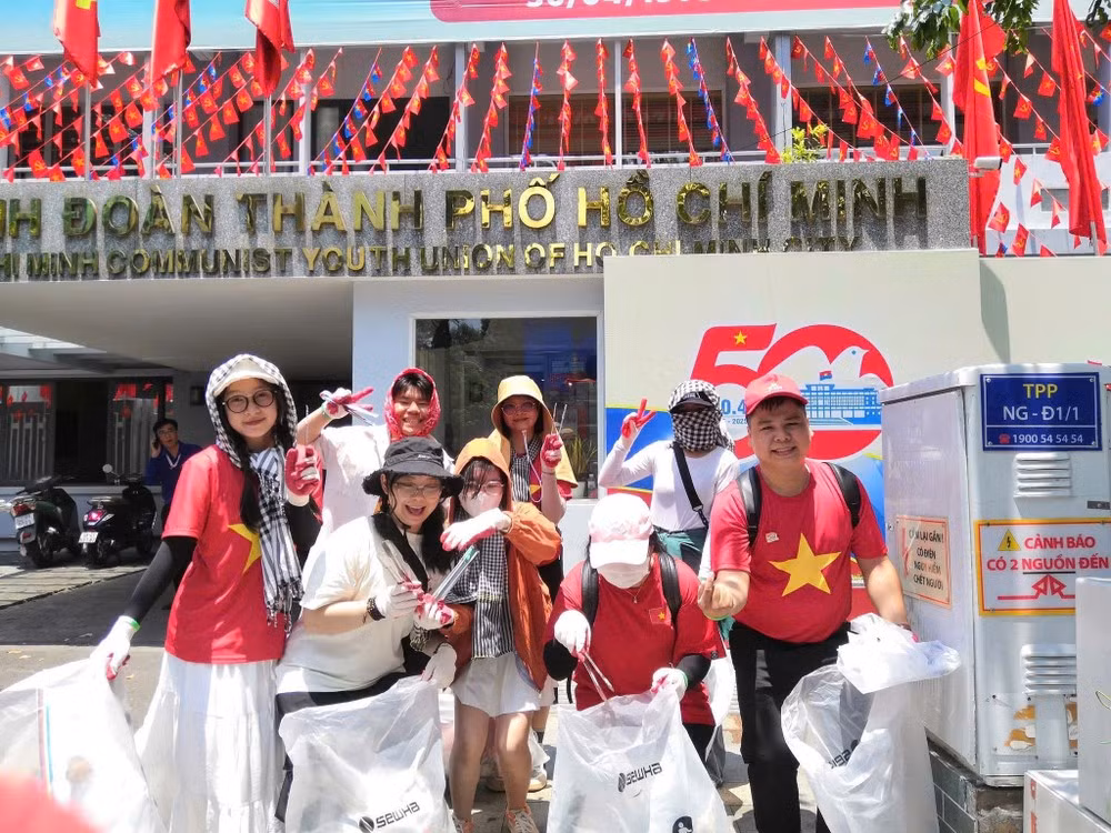Các bạn trẻ tham gia dọn rác sau các buổi hợp luyện, tổng hợp luyện, sơ duyệt, tổng duyệt. (Ảnh: Xanh Việt Nam)