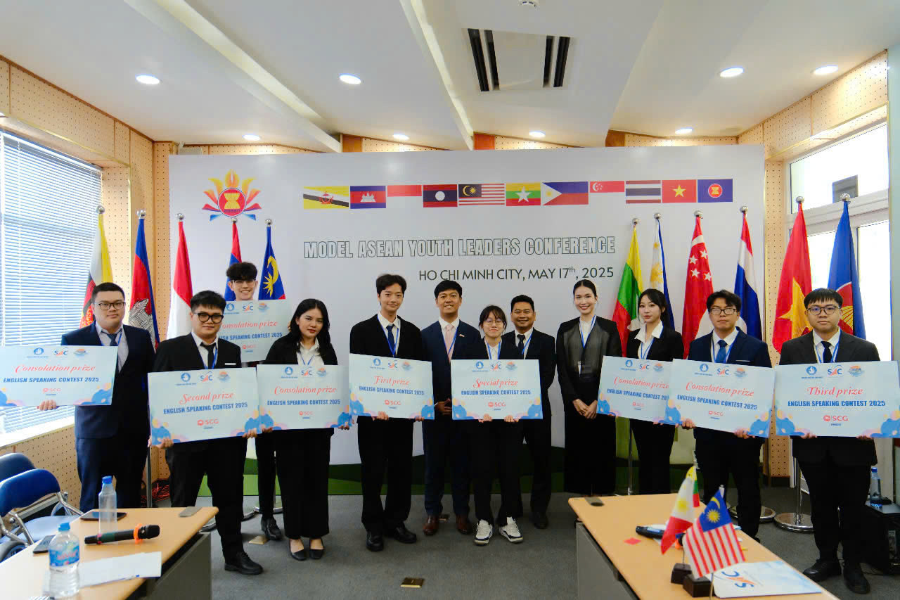 Ban Tổ chức trao giải cho các thí sinh đoạt giải. Ban Tổ chức trao giải cho các thí sinh đoạt giải.