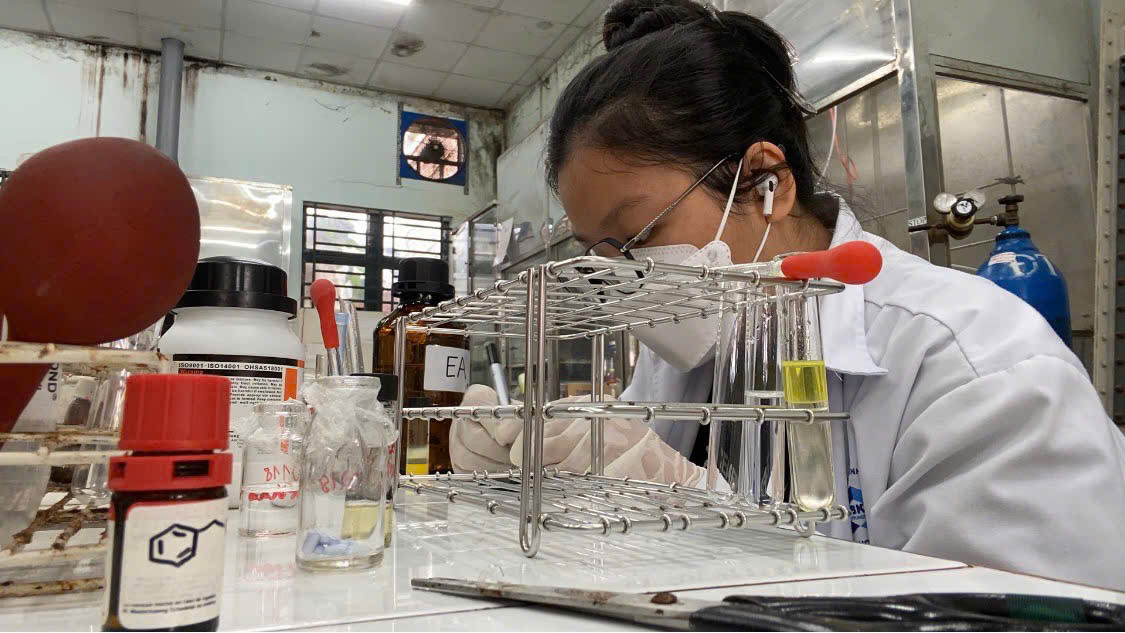 Quỳnh Mai đam mê với nghiên cứu khoa học. Quỳnh Mai đam mê với nghiên cứu khoa học.