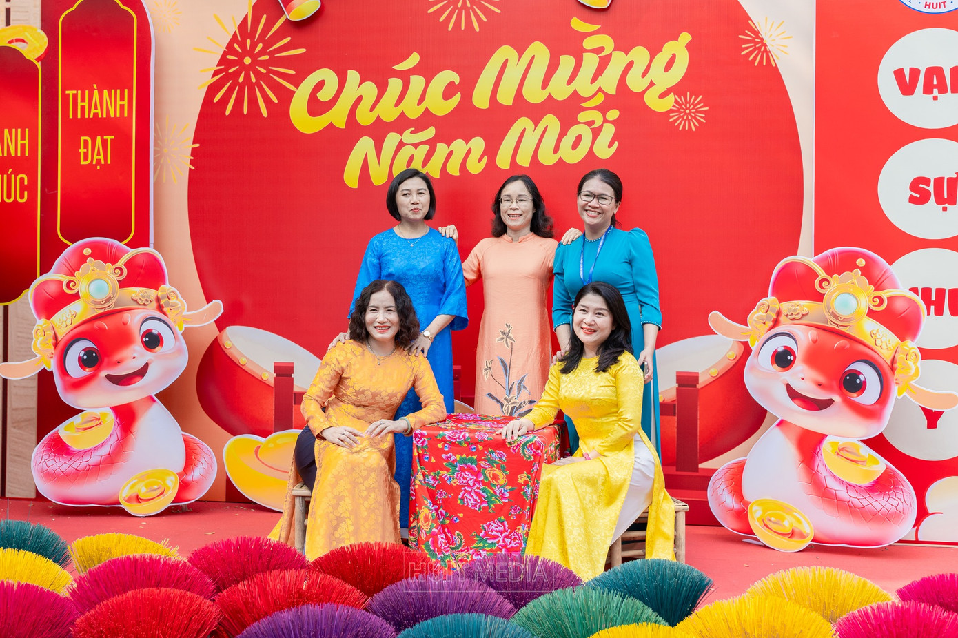 Giảng viên, người lao động trường ĐH Công thương TP. HCM phấn khởi khi nhận được thông tin thưởng Tết Nguyên đán 2025. Giảng viên, người lao động trường ĐH Công thương TP. HCM phấn khởi khi nhận được thông tin thưởng Tết Nguyên đán 2025.