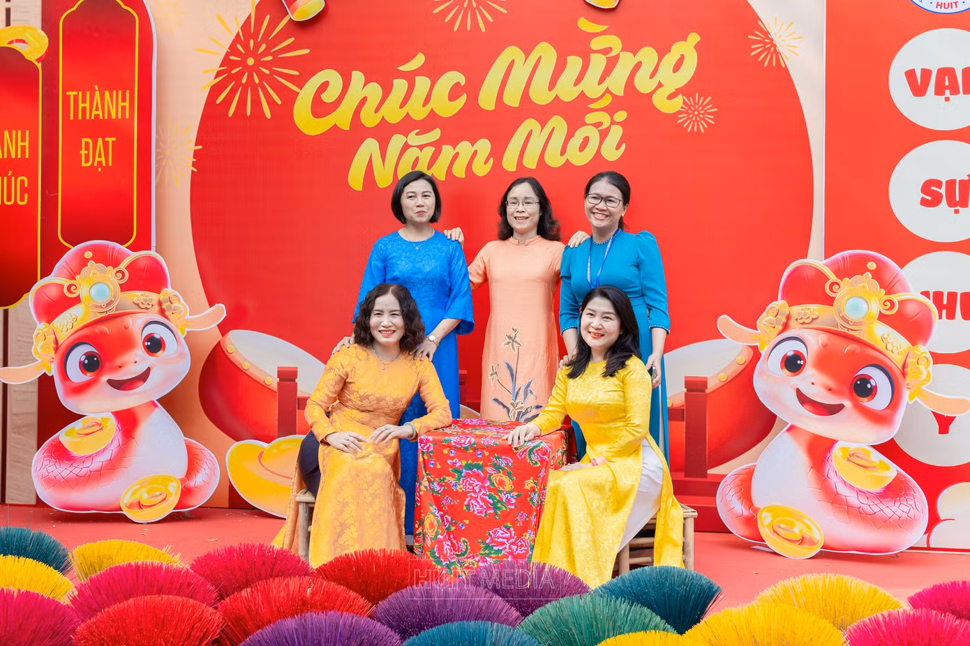 Giảng viên, người lao động trường ĐH Công thương TP. HCM phấn khởi khi nhận được thông tin thưởng Tết Nguyên đán 2025.