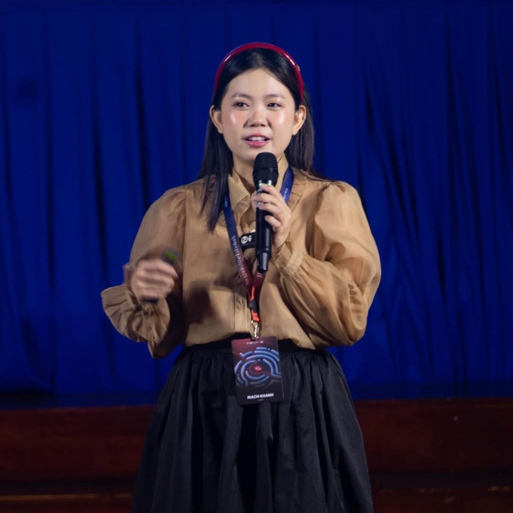 Diễn giả Mạch Khanh nhấn mạnh tầm quan trọng của sự rèn luyện, kiên trì và kỷ luật. Diễn giả Mạch Khanh nhấn mạnh tầm quan trọng của sự rèn luyện, kiên trì và kỷ luật.