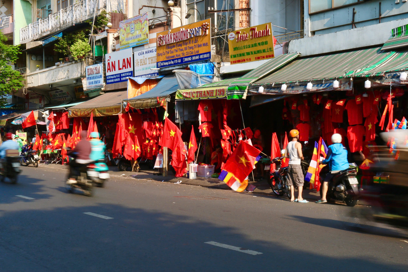 Minh Nhật (18 tuổi, Q.3) ngay sau khi tan học đã liền ghé qua đây để sắm cho mình lá cờ nhỏ trang trí lên xe máy. “Những ngày gần đây, khi đi học, mình nhìn thấy rất nhiều xe có trang trí cờ Tổ quốc, không chỉ có xe 2 bánh mà còn có nhiều loại xe khác. Nhìn những lá cờ tung bay khắp phố, mình cảm thấy trong lòng dâng lên một niềm tự hào sâu sắc. Do đó mình cũng muốn hòa chung vào không khí rộn ràng của Đại lễ 30/4 bằng cách này”, Nhật hào hứng chia sẻ.