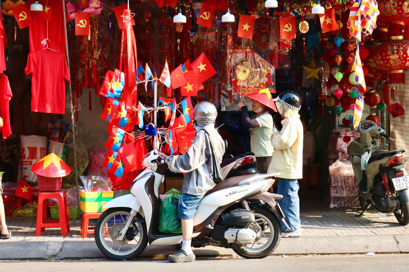 Đây cũng là dịp để các bạn trẻ kiếm thêm thu nhập nhờ vào việc bán các mặt hàng này.