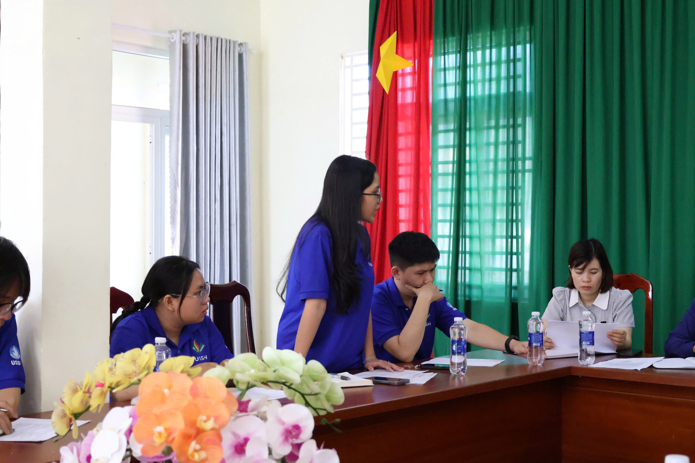 Cẩm Tú trong buổi làm việc ráp nối với địa phương. Cẩm Tú trong buổi làm việc ráp nối với địa phương.