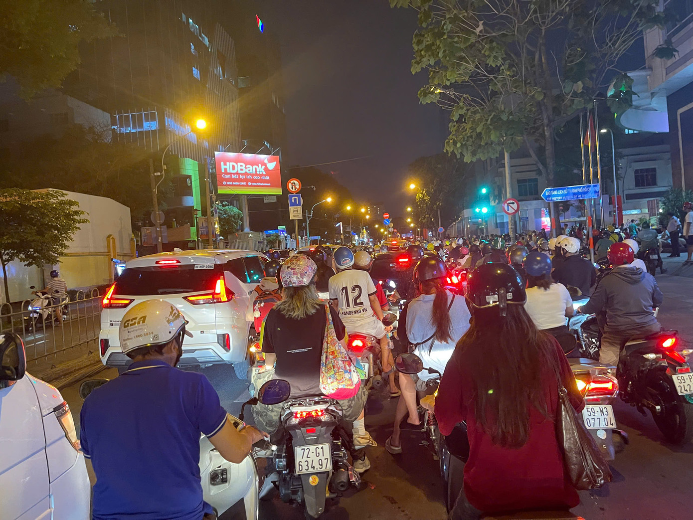 Người dân háo hức tiến về khu vực Trung tâm Q. 1 để xem buổi hợp luyện diễu binh tối ngày 19/4. (Ảnh: Hà Chi)