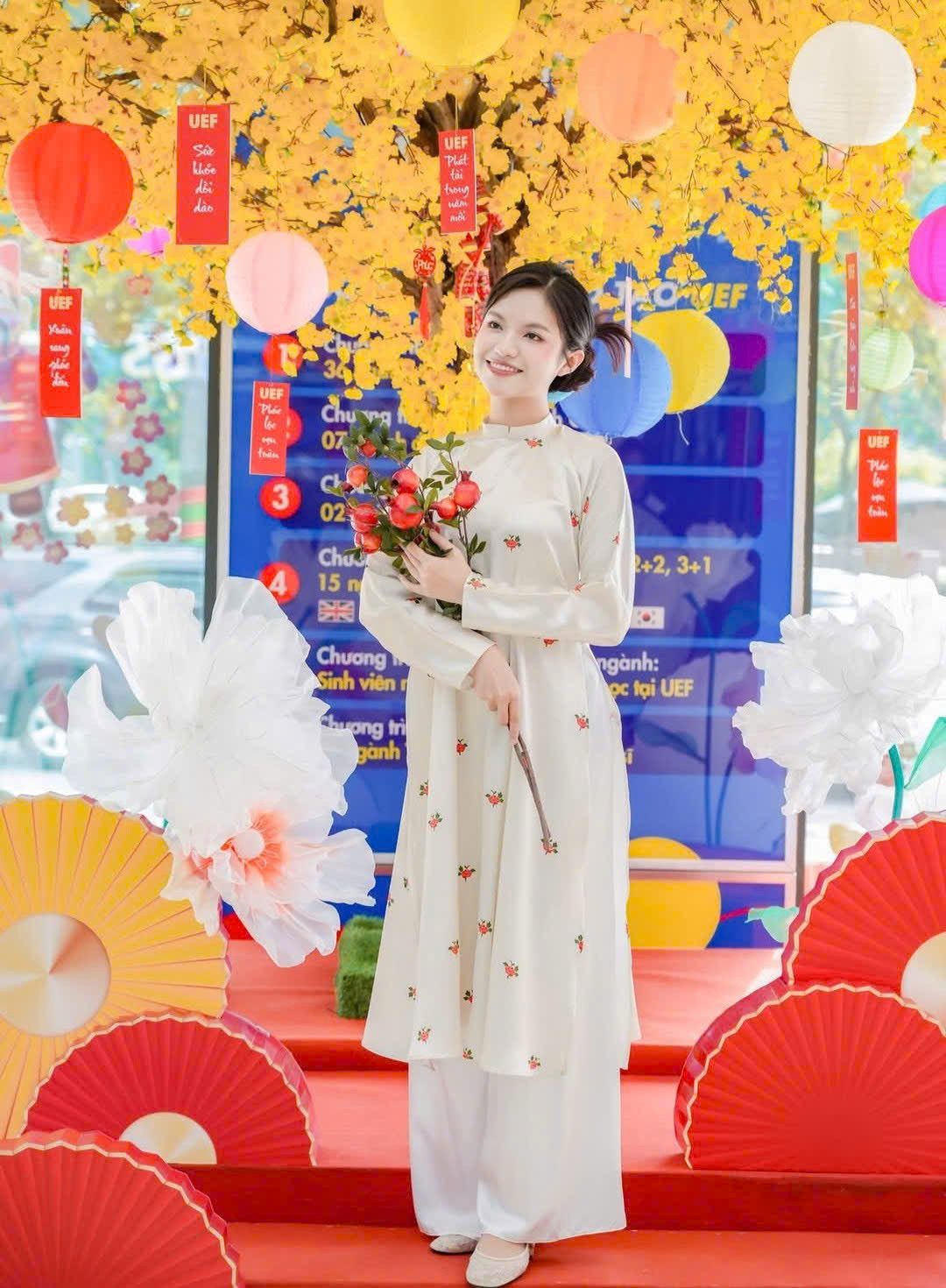 Sinh viên đầu tư thêm trang phục để check-in không gian Tết tại trường ĐH Kinh tế - Tài chính TP. HCM.