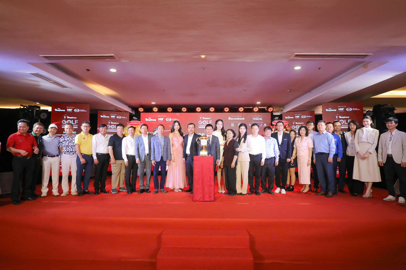 Ban Tổ chức chụp ảnh lưu niệm cùng các khách mời.