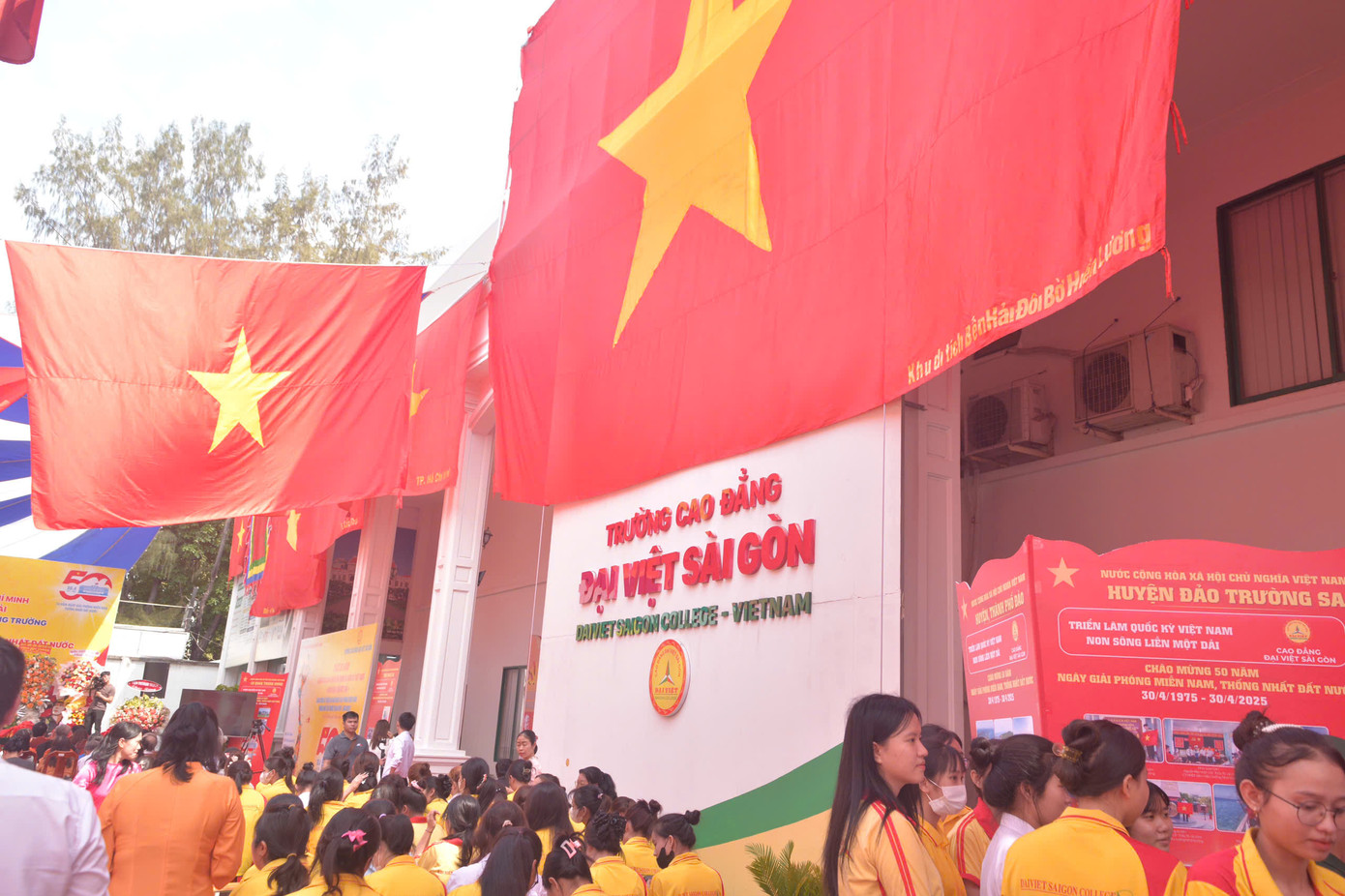 Những lá cờ đến từ mọi miền Tổ quốc. Những lá cờ đến từ mọi miền Tổ quốc.