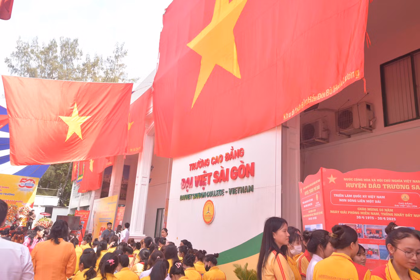 Những lá cờ đến từ mọi miền Tổ quốc. Những lá cờ đến từ mọi miền Tổ quốc.