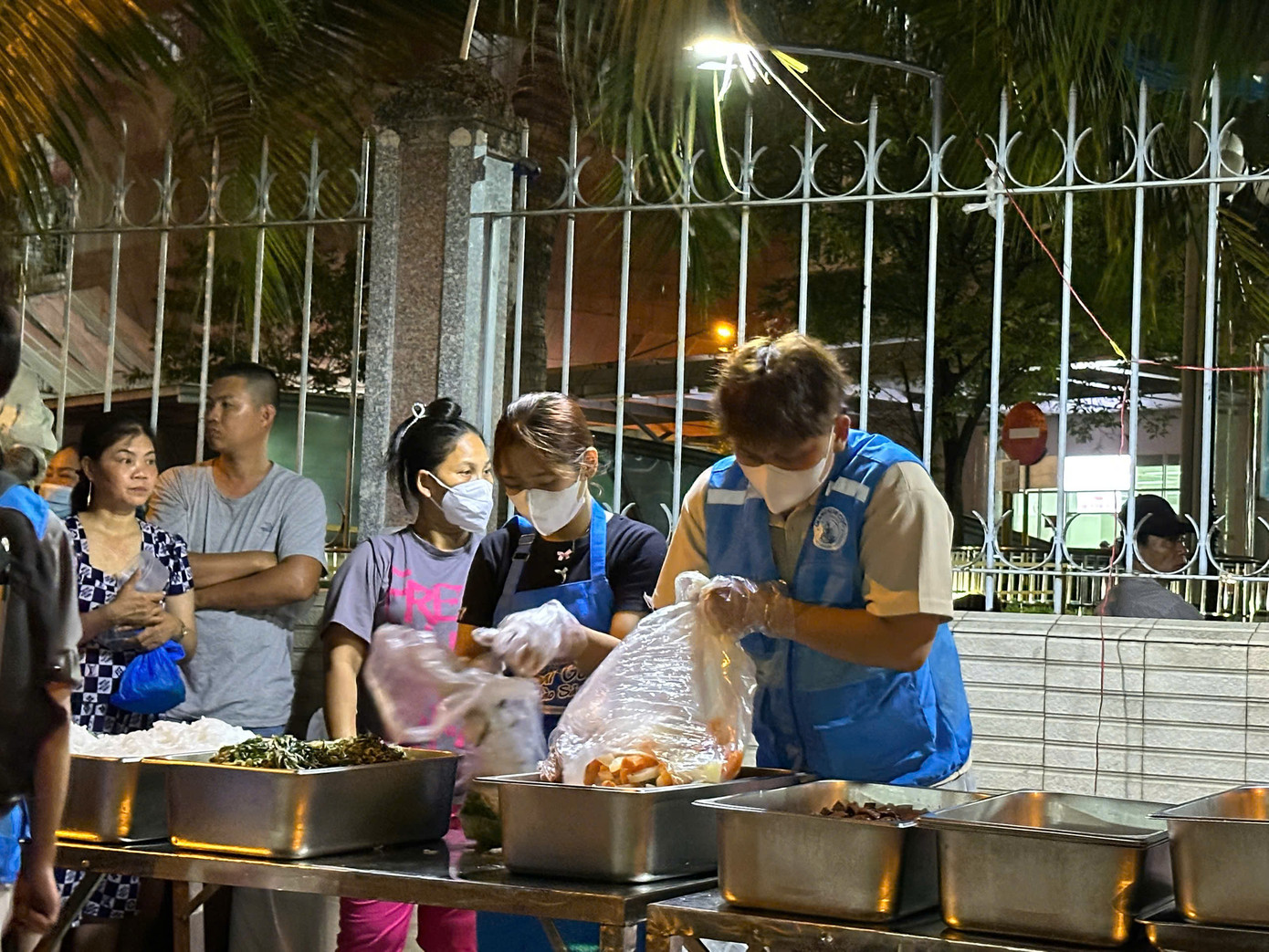 Những 'suất ăn 0 đồng' đã sẵn sàng, chờ trao tay người nuôi bệnh. Những 'suất ăn 0 đồng' đã sẵn sàng, chờ trao tay người nuôi bệnh.