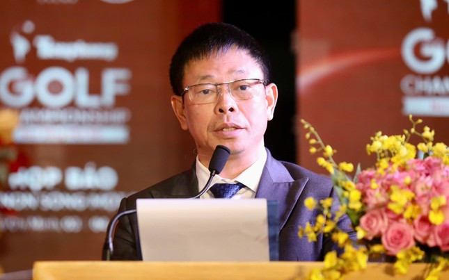 Nhà báo Phùng Công Sưởng phát biểu tại buổi họp báo.