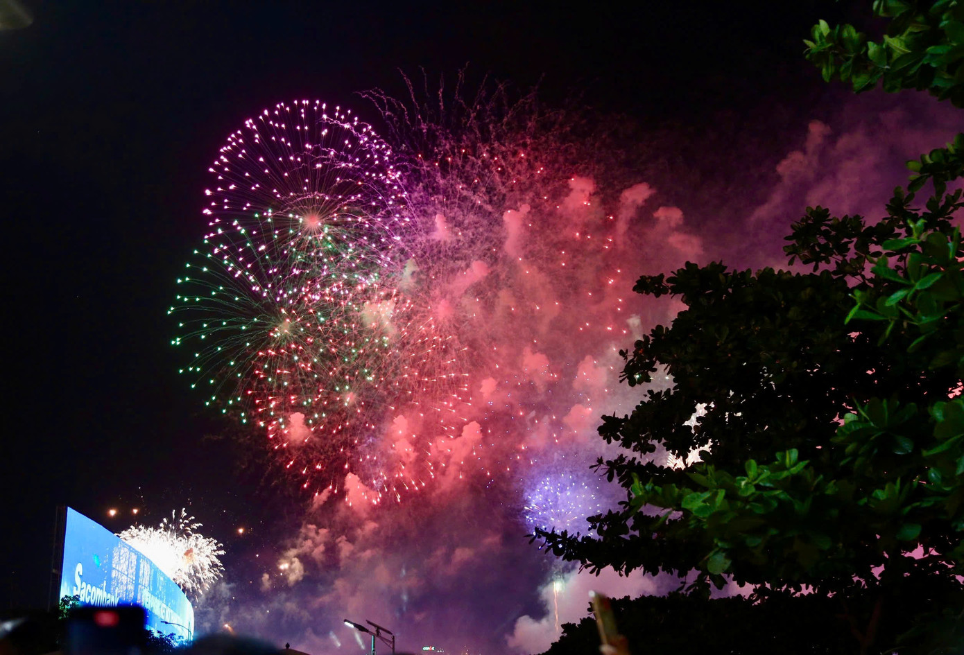 Pháo hoa rực sáng trên bầu trời Sài Gòn chào mừng 50 năm Ngày Giải phóng miền Nam, thống nhất đất nước. (Ảnh: Quang Vinh)