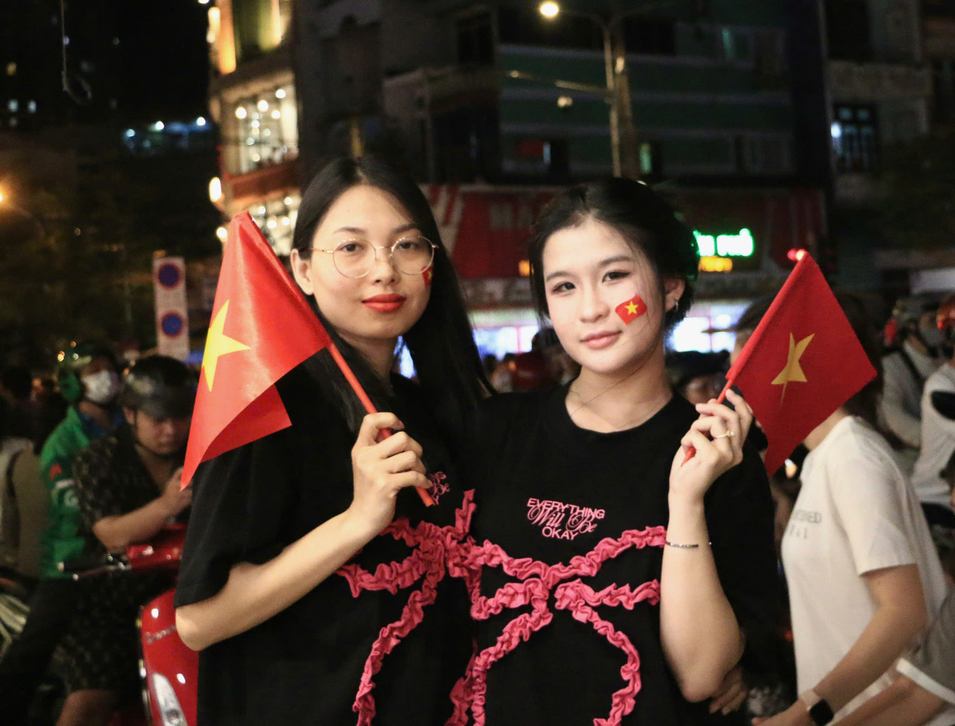 Các nhóm bạn trẻ đi xem pháo hoa, tận hưởng không khí sôi động và đầy sắc màu của buổi tối 30/4. (Ảnh: Mỹ Đình)