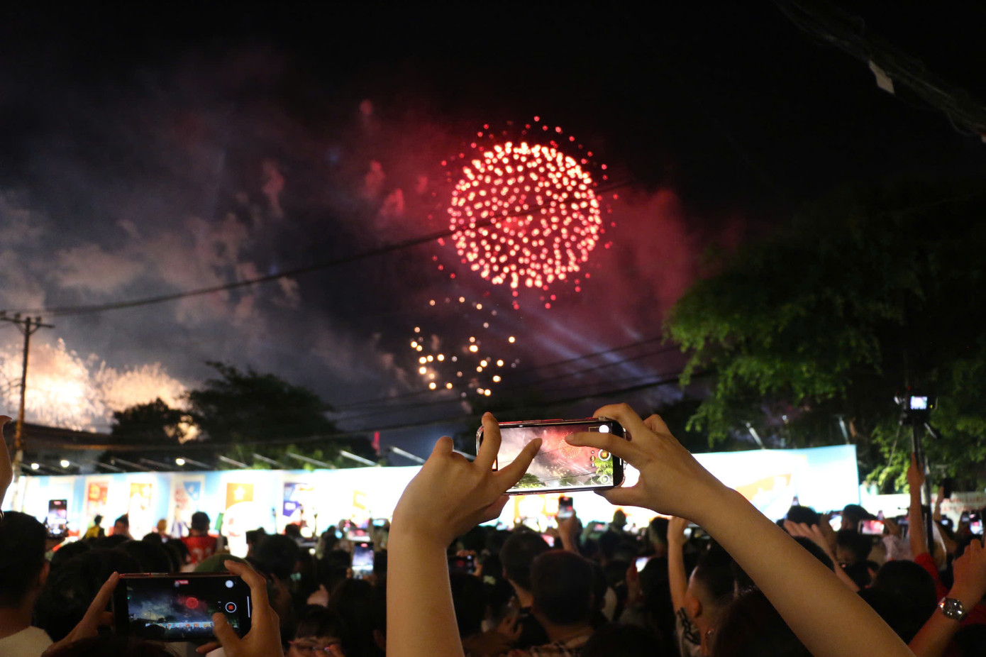 Nhiều bạn trẻ thích thú lưu lại khoảng khắc đặc biệt (Ảnh: Mỹ Đình)