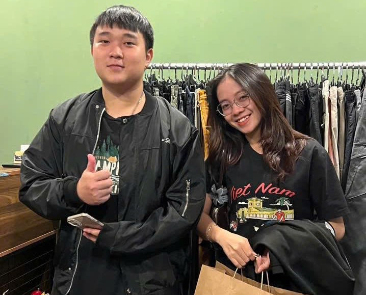 Đôi bạn trẻ thích thú với việc mua sắm các sản phẩm thời trang second-hand tại cửa hàng của anh Dũ. Đôi bạn trẻ thích thú với việc mua sắm các sản phẩm thời trang second-hand tại cửa hàng của anh Dũ.