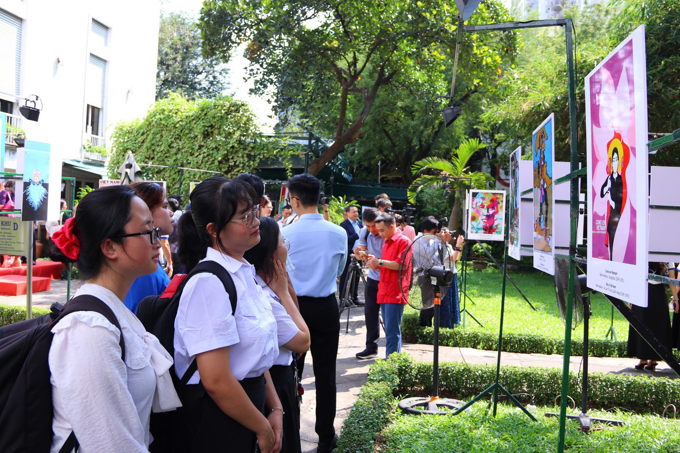 Nhóm sinh viên tham quan triển lãm.