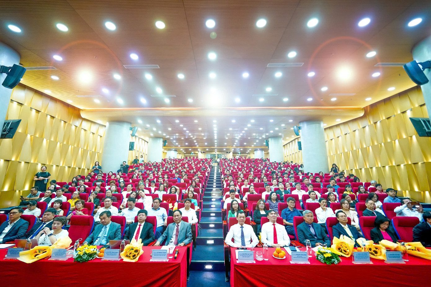 Rất đông sinh viên, giảng viên tham dự Hội thảo. (Ảnh: Phạm Nguyễn)