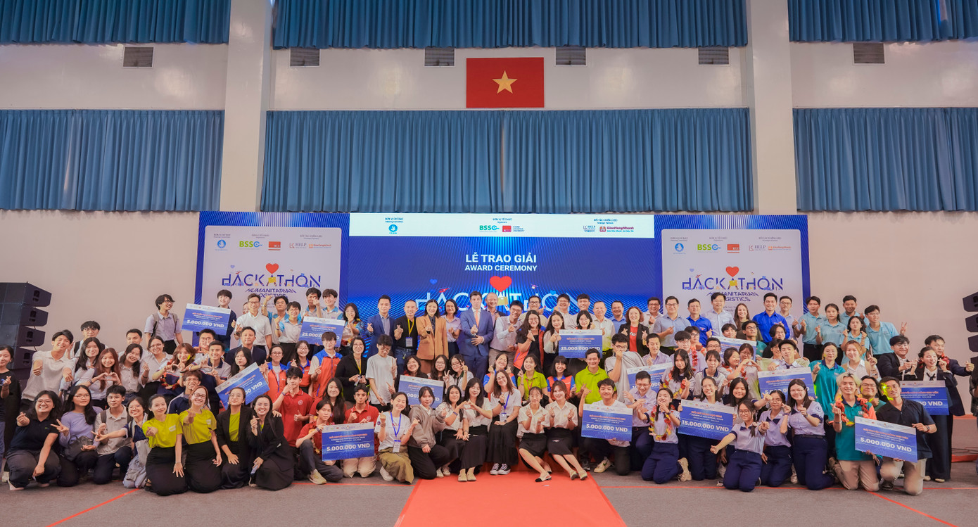 Các đội thi cùng chụp hình với Ban Tổ chức.