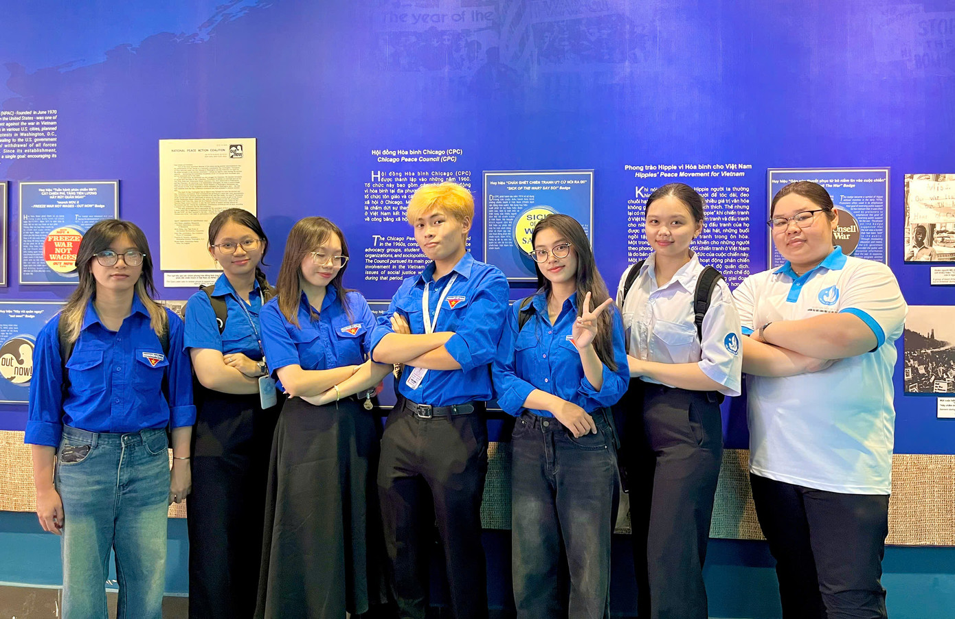 Nhóm sinh viên đến tham quan, tìm hiểu về bảo tàng. Nhóm sinh viên đến tham quan, tìm hiểu về bảo tàng.