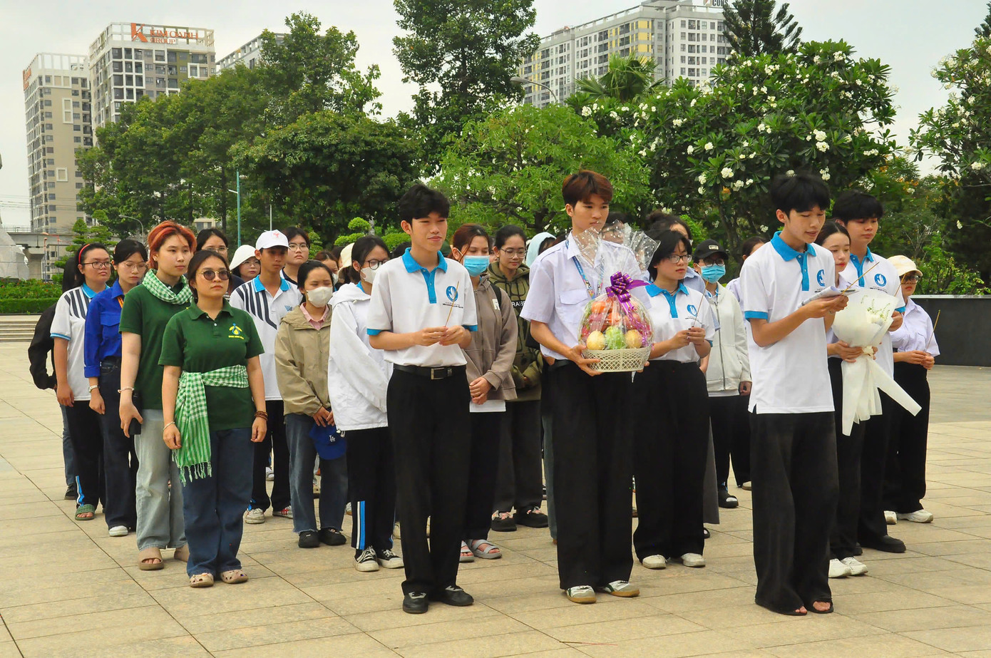 Sinh viên bày tỏ sự tri ân sâu sắc trước tượng đài Mẹ Việt Nam Anh hùng. Sinh viên bày tỏ sự tri ân sâu sắc trước tượng đài Mẹ Việt Nam Anh hùng.