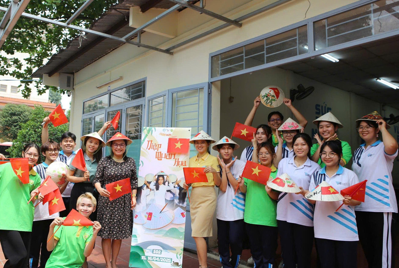 GS. TS Ngô Thị Phương Lan - Hiệu trưởng trường ĐHKHXH&NV cùng đông đảo sinh viên tham gia workshop “Diệp quan họa”. (Ảnh: Fanpage CLB Chung sức vì cộng đồng) GS. TS Ngô Thị Phương Lan - Hiệu trưởng trường ĐHKHXH&NV cùng đông đảo sinh viên tham gia workshop “Diệp quan họa”. (Ảnh: Fanpage CLB Chung sức vì cộng đồng)